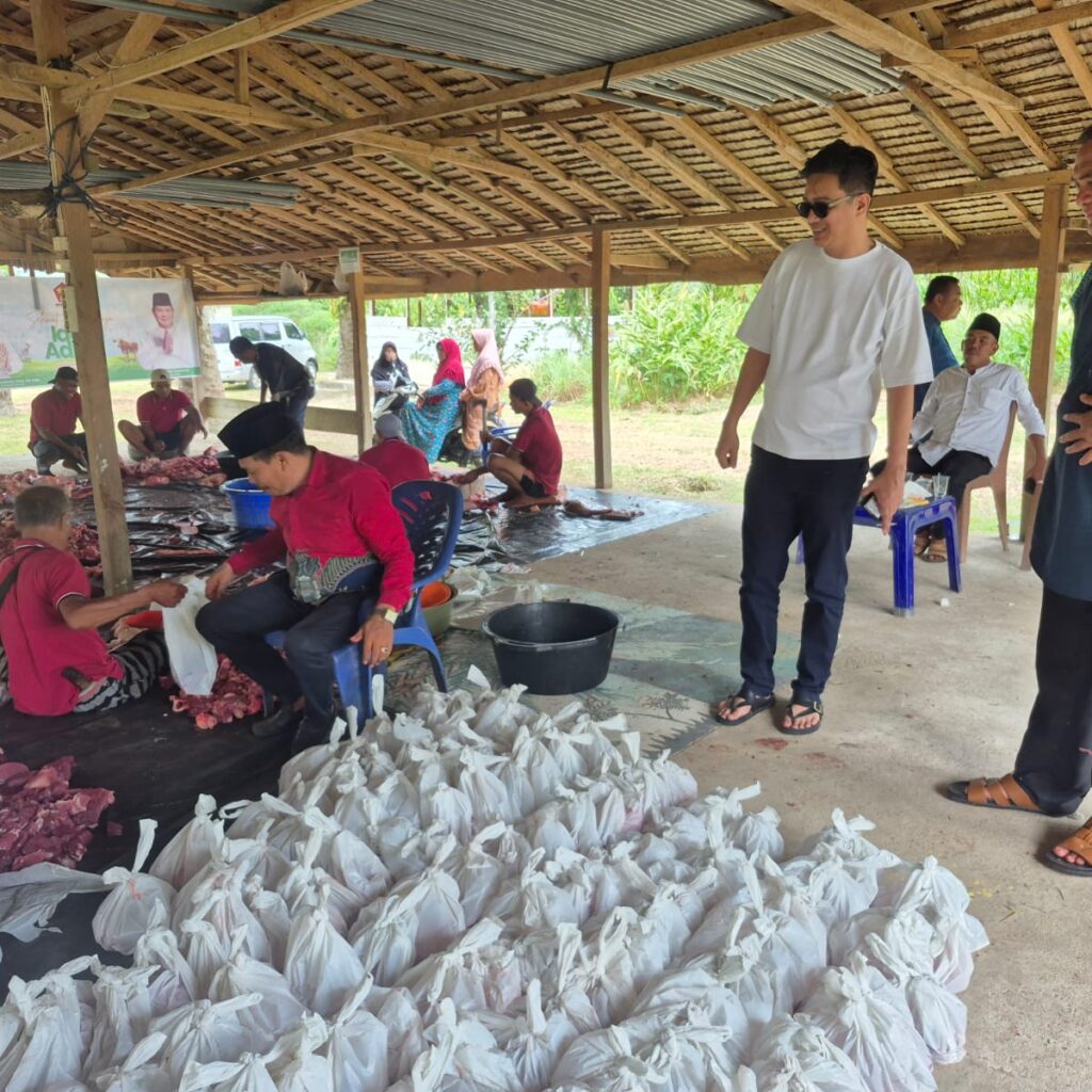 Idul Adha DPC Gerindra Ogan Ilir Sembelih 3Ekor Sapi Kurban, Ketua DPC Gerindra Ogan Ilir H Edwin Cahya Putra Membagikan Secara Simbolis
