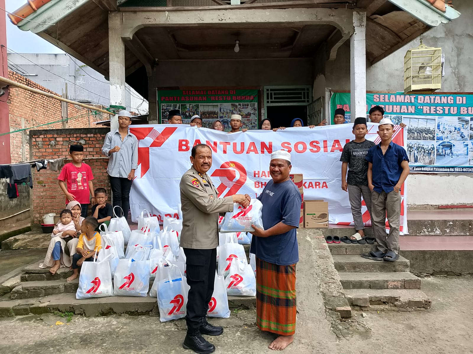 Semangat sambut Bhayangkara Ke-79 Polda Sumsel Beri Bantuan Paket Sembako ke panti asuhan