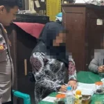 Bu Guru SD ini Memadu Asmara dengan oknum Pimpinan LSM diSiang Bolong: Digerebek Warga, Suami Lakukan Hal Tidak Terduga