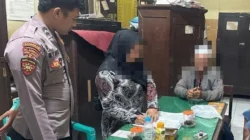 Bu Guru SD ini Memadu Asmara dengan oknum Pimpinan LSM diSiang Bolong: Digerebek Warga, Suami Lakukan Hal Tidak Terduga