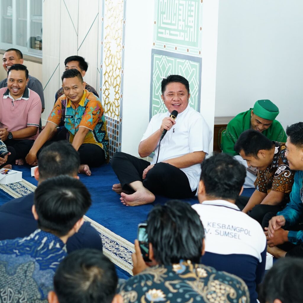 Usai Shalat Jumat di Kantor, Gubernur Herman Deru Dengarkan Curhat Para Pegawai