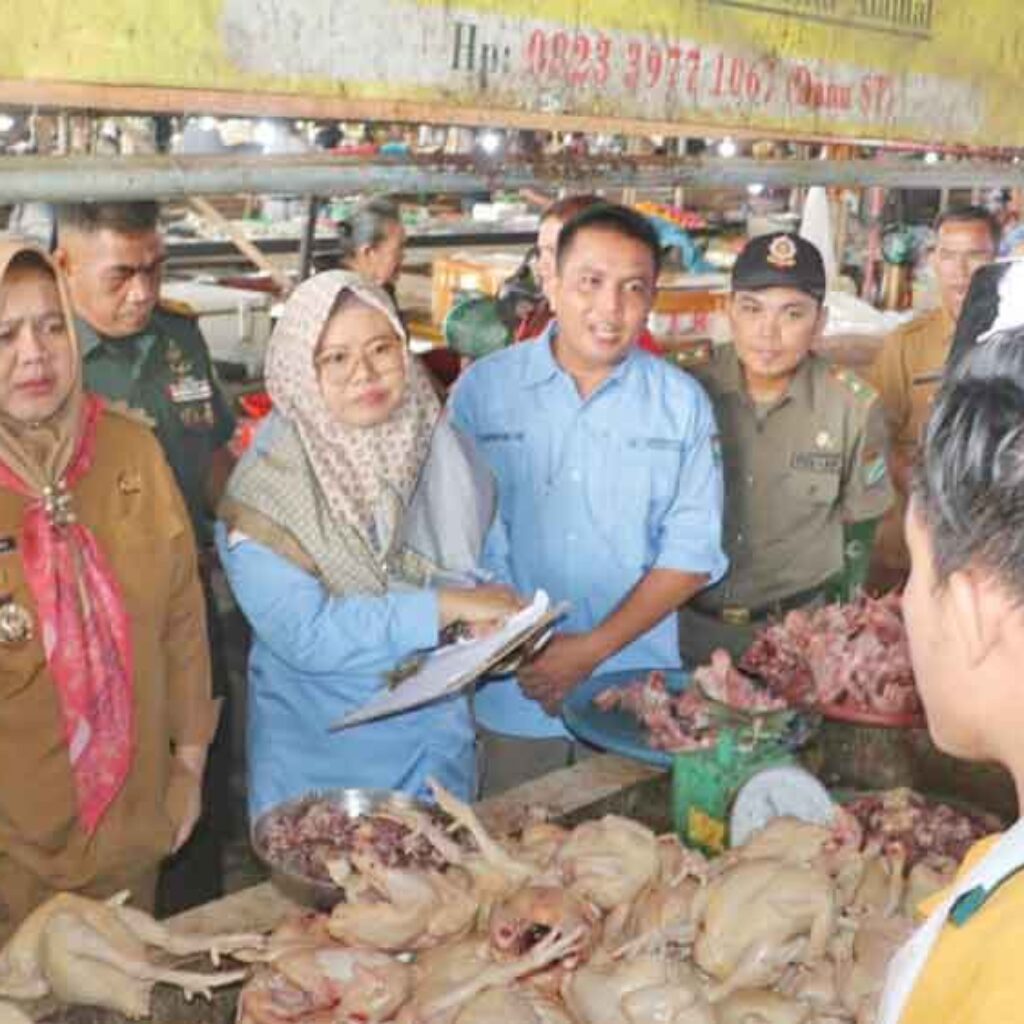 Sidak Pasar Inpres Jelang Idul Adha 1446 H, Wabup Hj Sumarni Pastikan Harga Sembako Relatif Stabil