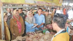 Sidak Pasar Inpres Jelang Idul Adha 1446 H, Wabup Hj Sumarni Pastikan Harga Sembako Relatif Stabil