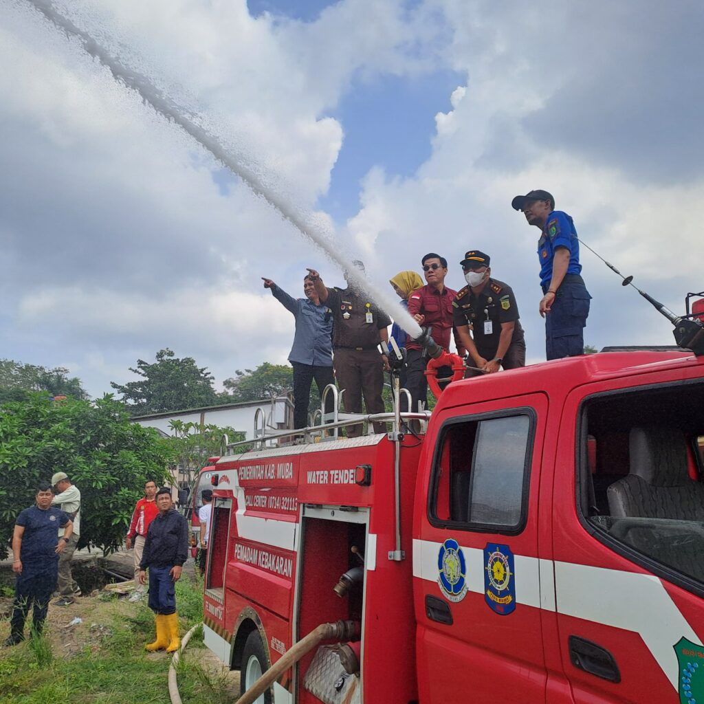 kebakaran lahan di belakang Komplek Perumahan Kejaksaan Negeri Sekayu