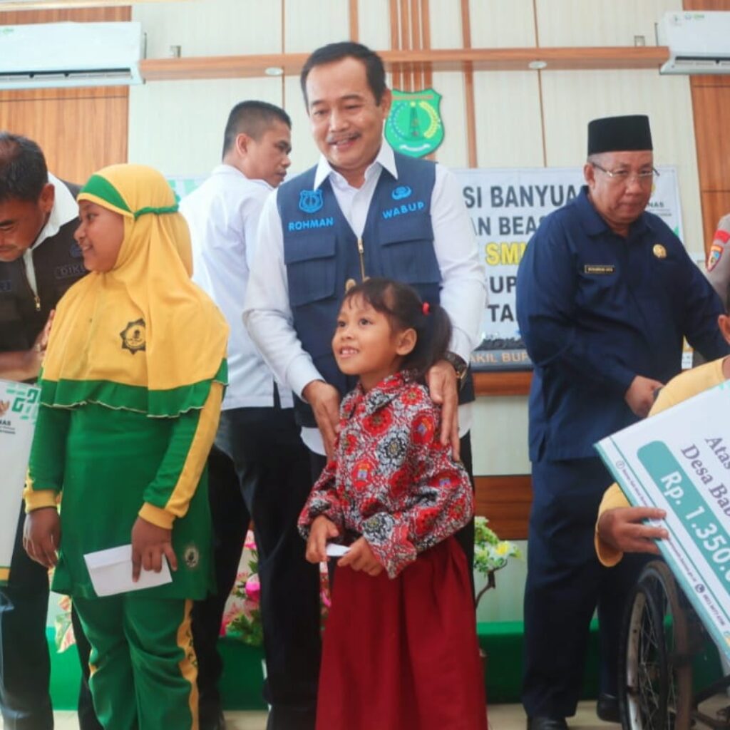 Penyaluran Beasiswa dan Bantuan Sosial di Kecamatan Babat Supat