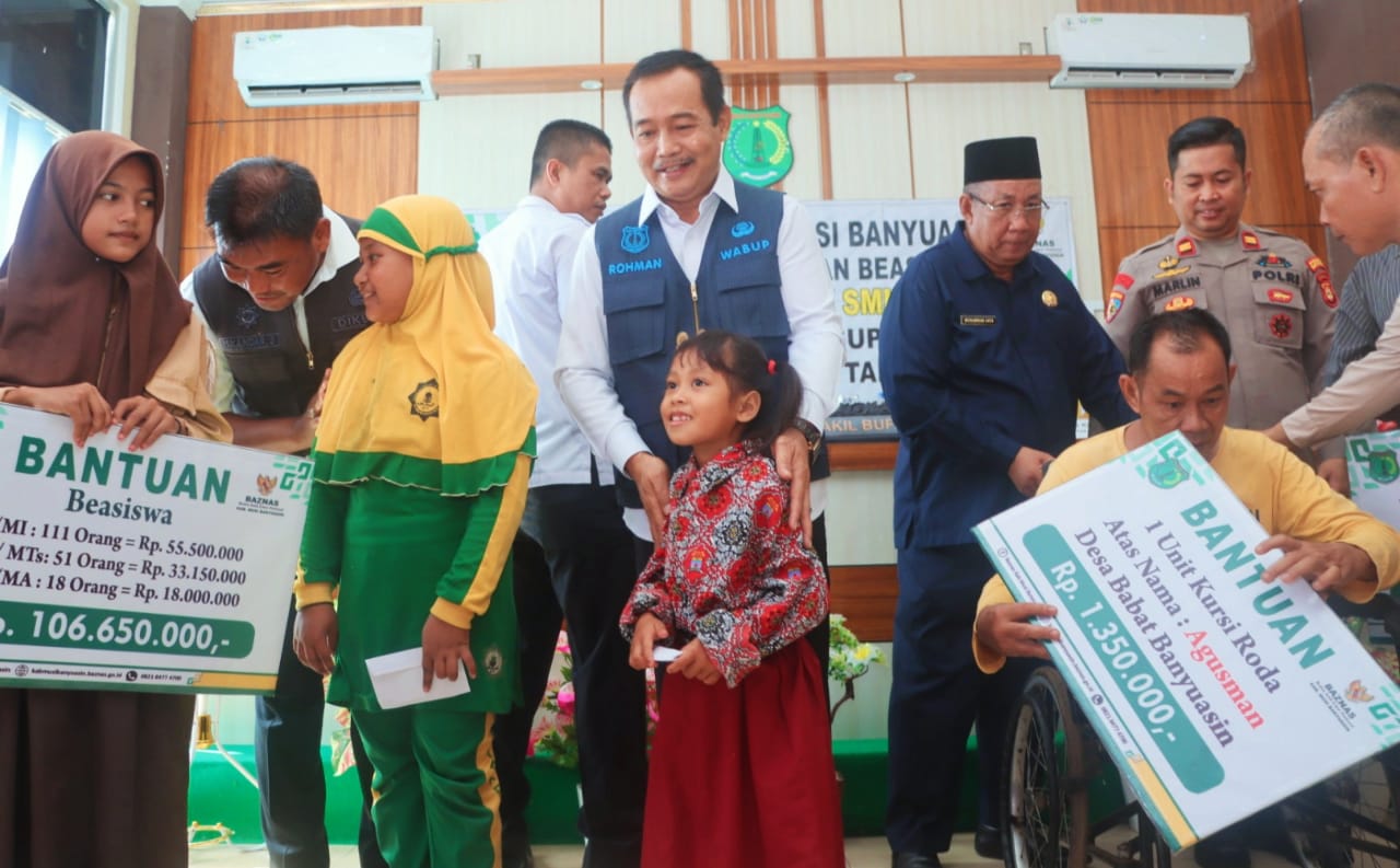 Penyaluran Beasiswa dan Bantuan Sosial di Kecamatan Babat Supat