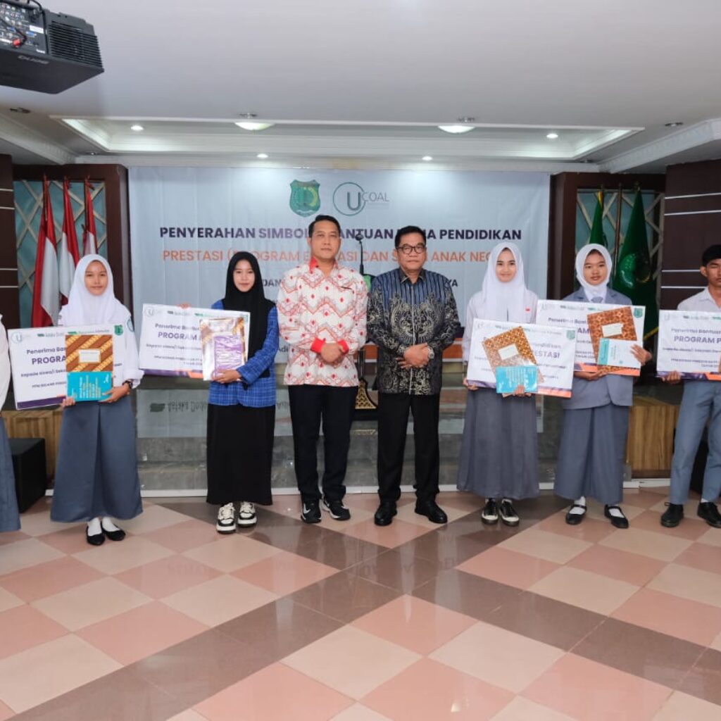 Penyerahan Bantuan Pendidikan Program PRESTASI