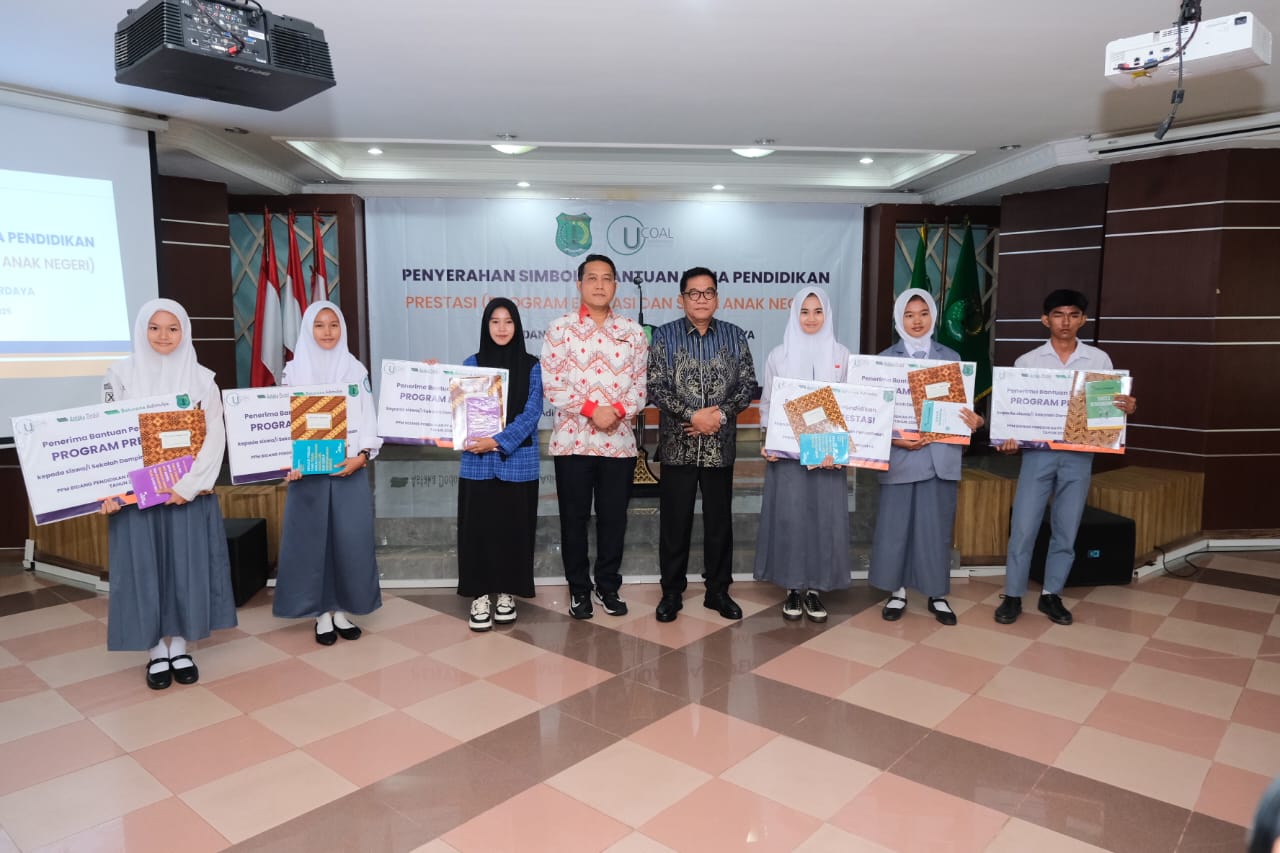 Penyerahan Bantuan Pendidikan Program PRESTASI