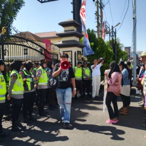 Massa AMP3K Geruduk Polda Sumsel, Desak Penetapan Tersangka Pengeroyokan Dengan Korban Edwin Syarif