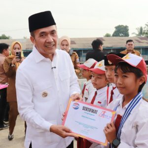 Serentak, Wako, Wawako Dan Sekda Kota Palembang Bagikan Seragam Gratis Siswa SD-SMP