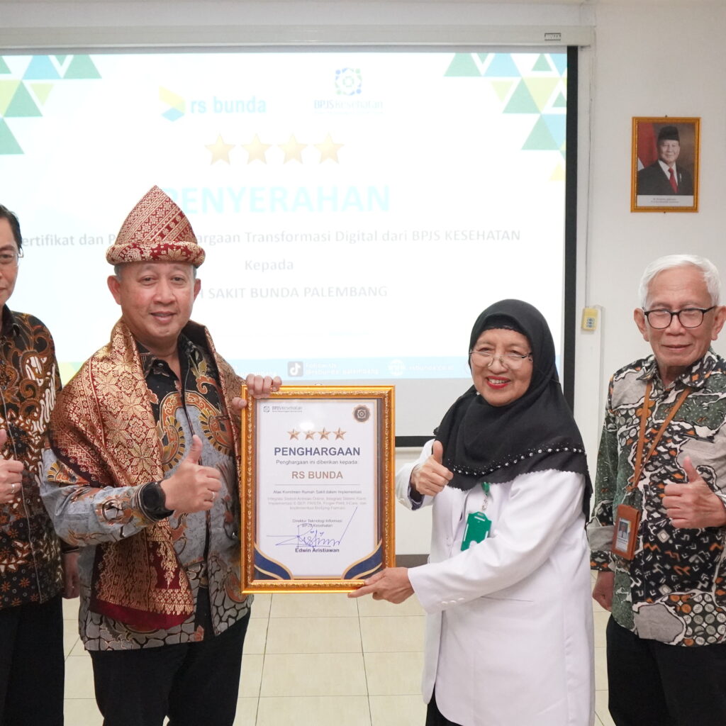 Apresiasi Digitalisasi Pelayanan Kesehatan, Direktur TI BPJS Kesehatan Berikan Penghargaan untuk RS Bunda Palembang