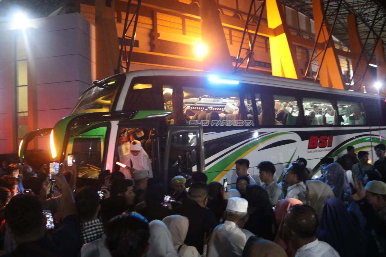 Kepulangan Jemaah Haji Muara Enim Disambut Langsung Bupati Edison, Semoga Dapat Haji Mabrur dan Mabrurah