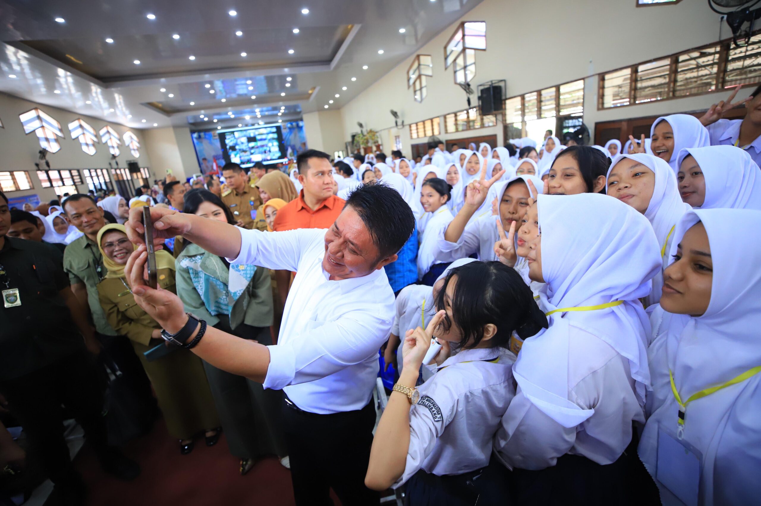 Gubernur Sumsel Herman Deru Semangati Siswa Baru: Adaptasi, Pergaulan, dan Mandiri adalah Kunci Sukses