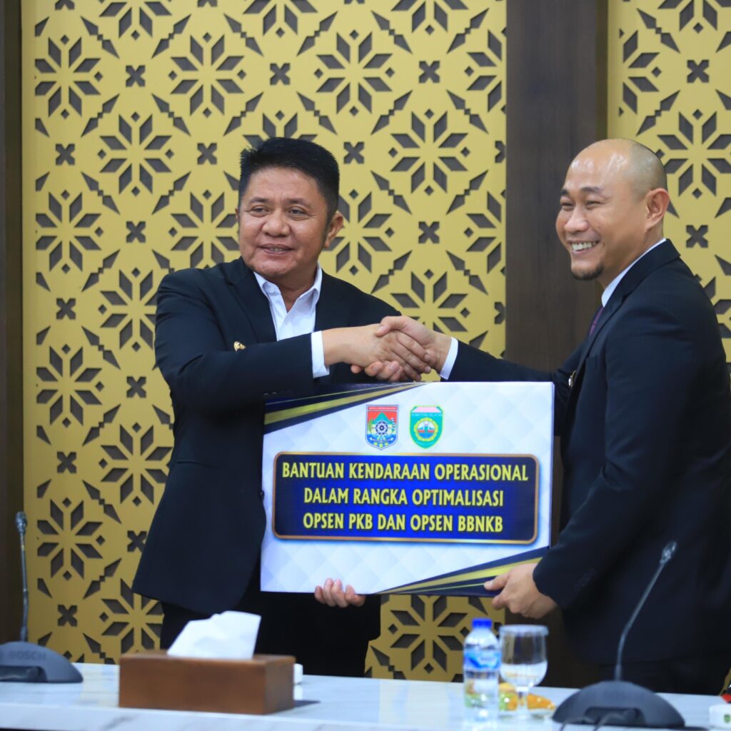 Sinergi Pemerintah Daerah Dongkrak PAD: Pemkot Lubuklinggau Serahkan Kendaraan Operasional ke Pemprov Sumsel