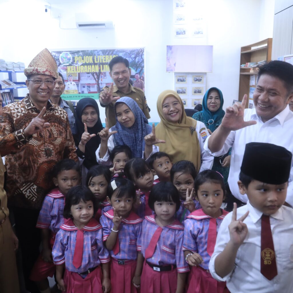 Menteri Hukum dan HAM RI Supratman Andi Agtas meninjau Posbankum Kelurahan 5 Ilir Kota Palembang