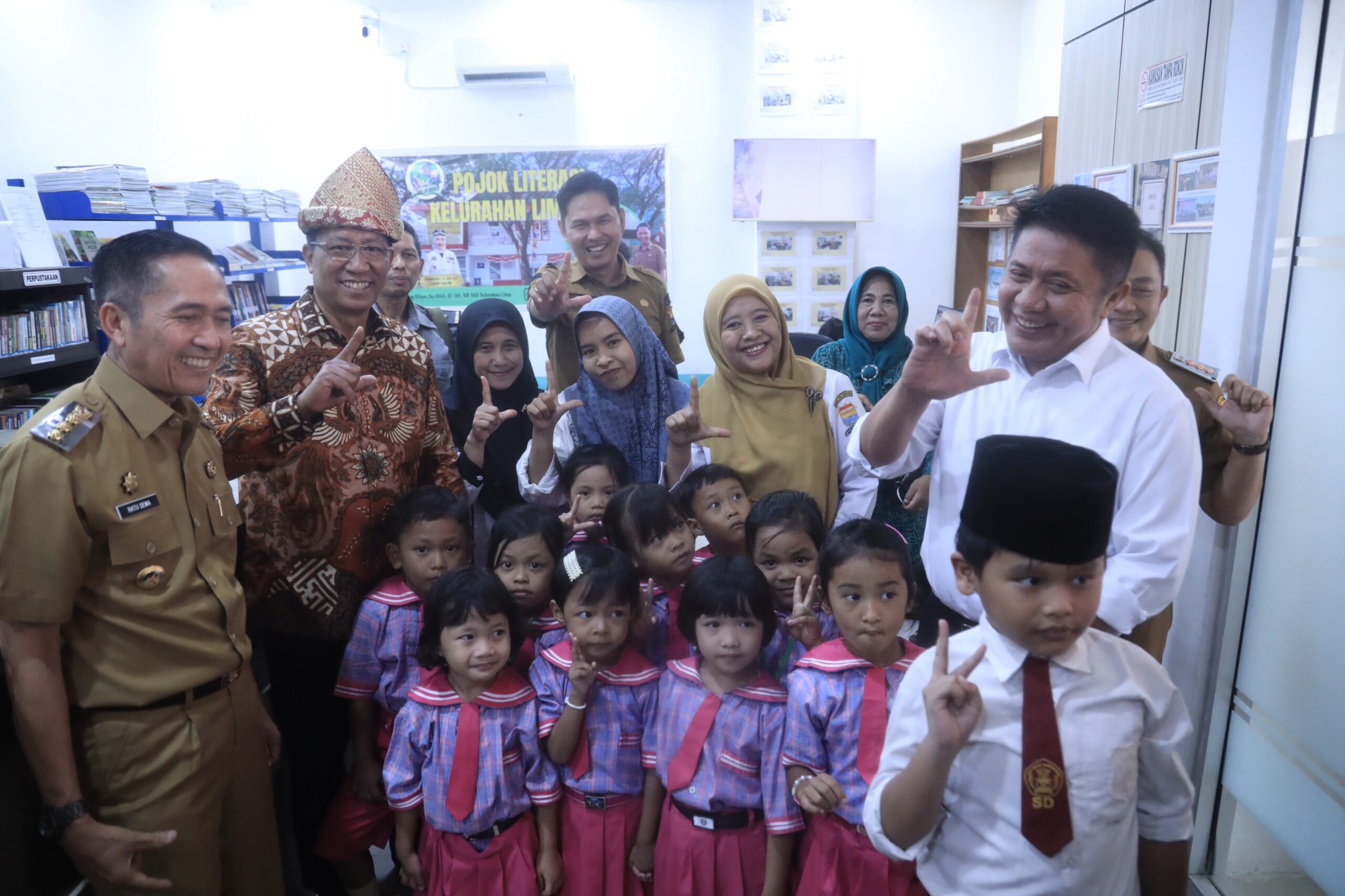 Menteri Hukum dan HAM RI Supratman Andi Agtas meninjau Posbankum Kelurahan 5 Ilir Kota Palembang