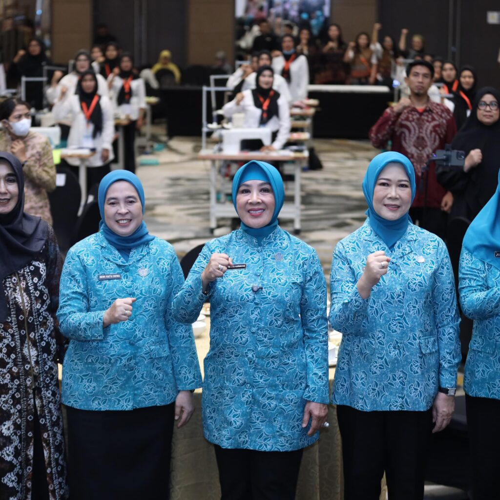 Pelatihan Menjahit kepada Ibu Rumah Tangga Calon Wirausaha Baru
