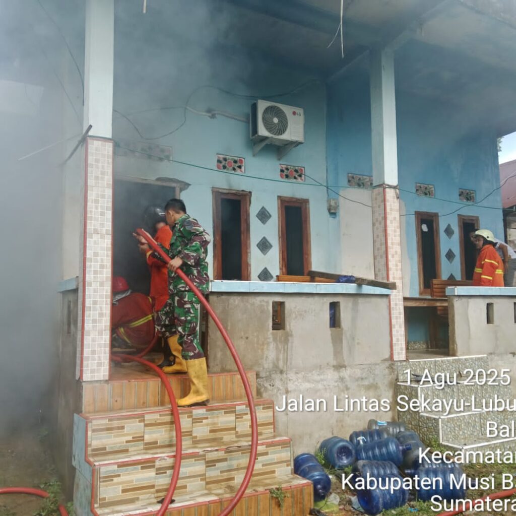 Respons Cepat Damkar Muba Berhasil Padamkan Api Yang Membakar Rumah Warga