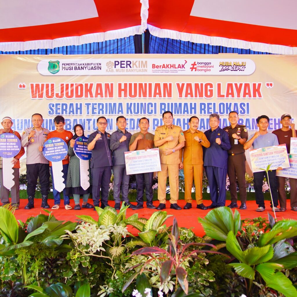 Bupati Muba HM Toha dan Wabup Kyai Rohman Serah Terima Kunci Program Relokasi Rumah, Bedah Rumah dan Sanitasi