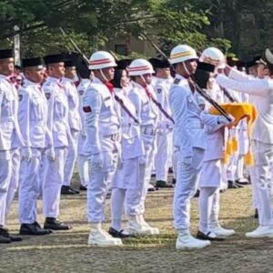 Momen Bupati Panca Perbaiki Helm Paskibraka pada Upacara HUT ke-80 RI di Ogan Ilir