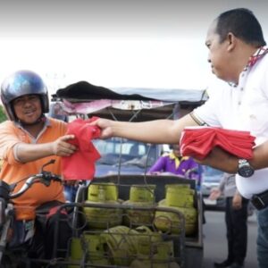 Semarakkan HUT ke-80 RI Pemkab Ogan Ilir Bagikan Ribuan Bendera Merah Putih ke Masyarakat