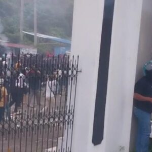 Mahasiswa Bentrok dengan Polisi Saat Demo di DPRD Sulbar, Gas Air Mata Dilepaskan
