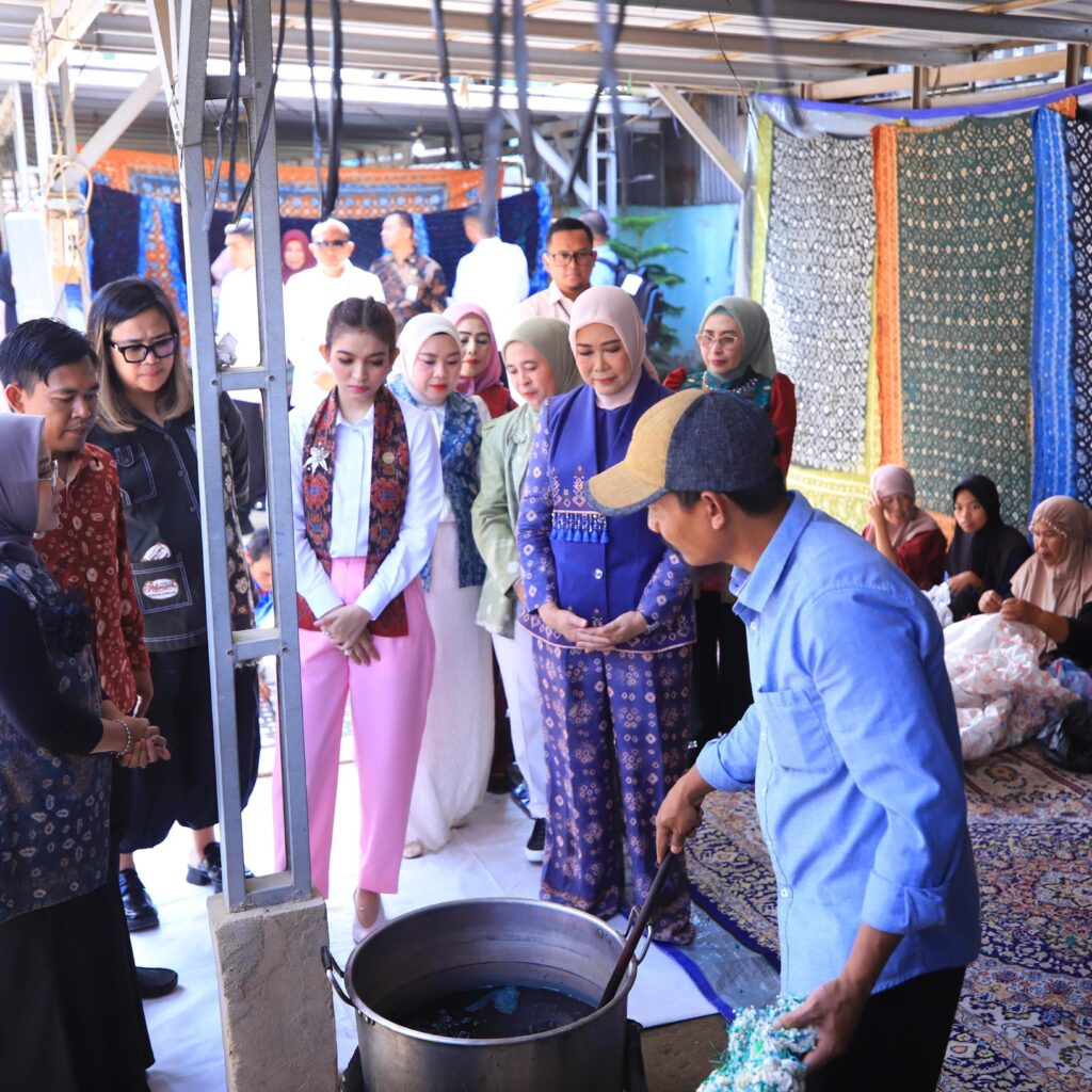 Selvi Istrinya Gibran Borong Kain Khas Sumsel, Dukung Penuh Perajin Lokal di Galeri Tuan Kentang