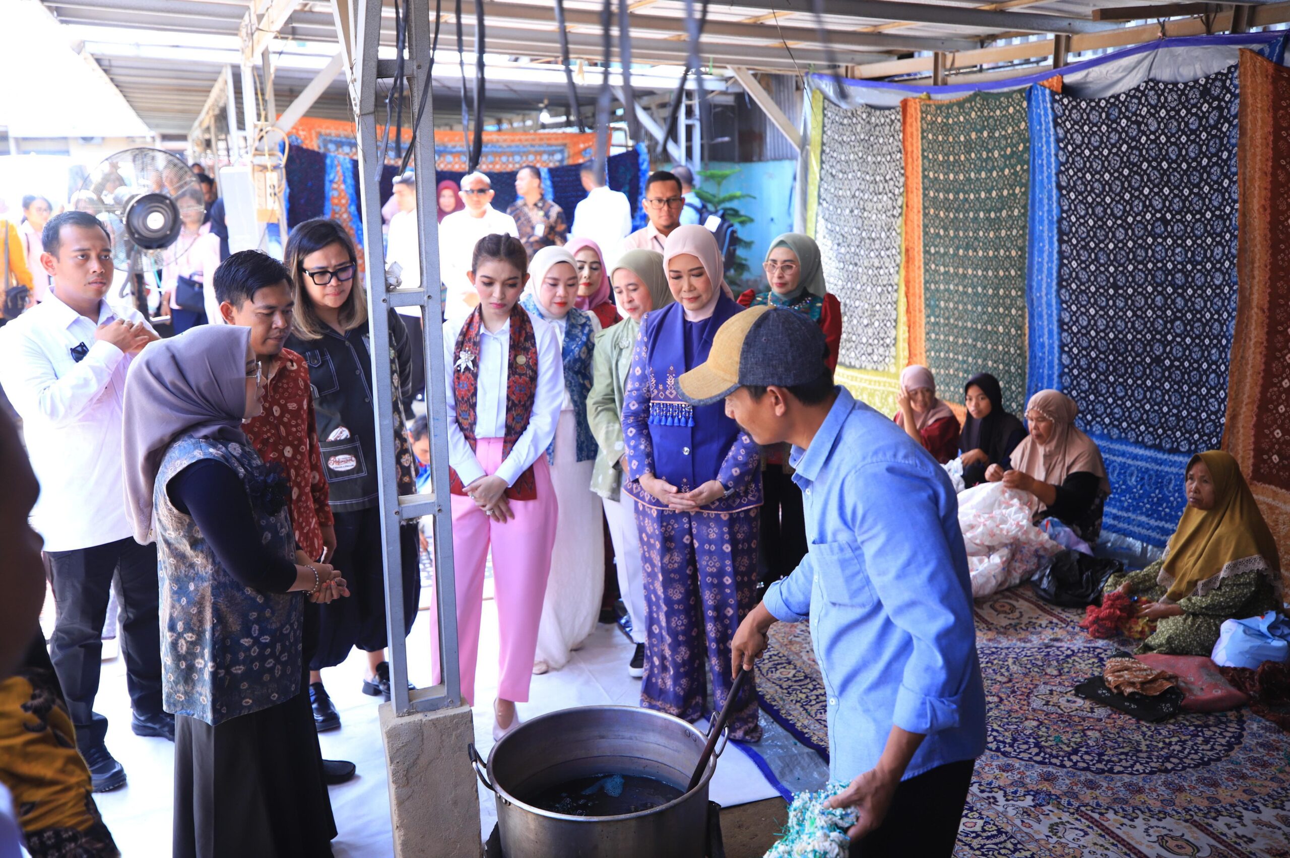 Selvi Istrinya Gibran Borong Kain Khas Sumsel, Dukung Penuh Perajin Lokal di Galeri Tuan Kentang