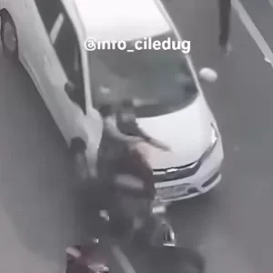 Viral! Video Mobil Brio Dikejar Massa Aksi Usai Terobos Demo, Malah Tabrak Motor di Pejompongan