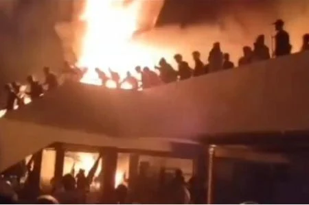 Kota Makassar Mencekam! usai Amarah Massa Pendemo Meledak, Gedung DPRD Sulsel Dibakar