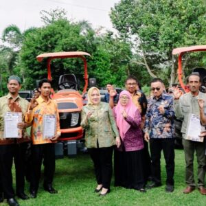 Bupati Musi Rawas Serahkan 15 Unit Bantuan Alsintan Berupa Traktor R4 Untuk Kelompok Tani di Mura