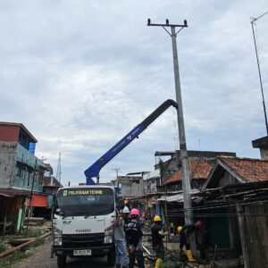 Agar tidak terdampak Korosi lagi, PLN Ganti Tiang yang Roboh di Prabumulih dengan Tiang Beton, Pastikan Pasokan Listrik Warga & Pedagang Tetap Aman