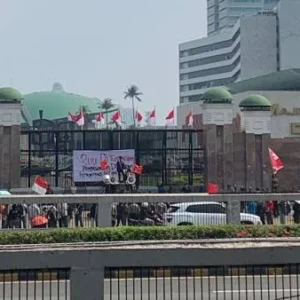 Aksi  GMNI di Gedung DPR RI: Makzulkan Gibran, Adili Jokowi, Sahkan RUU Perampasan Aset!