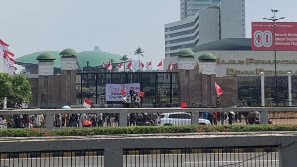 Aksi GMNI di Gedung DPR RI: Makzulkan Gibran, Adili Jokowi, Sahkan RUU Perampasan Aset!