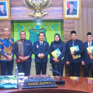 Wabup Muba  Rohman Tekankan Profesionalisme Saat Serahkan SK Direksi Tirta Randik