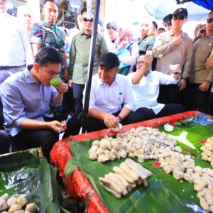 Wapres Gibran “Ngirup” Cuko Pempek Tumpah Palembang