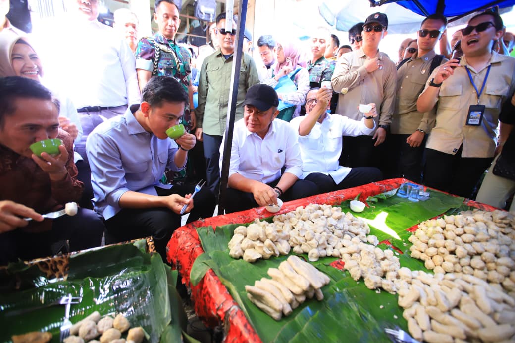 Wapres Gibran "Ngirup" Cuko Pempek Tumpah Palembang