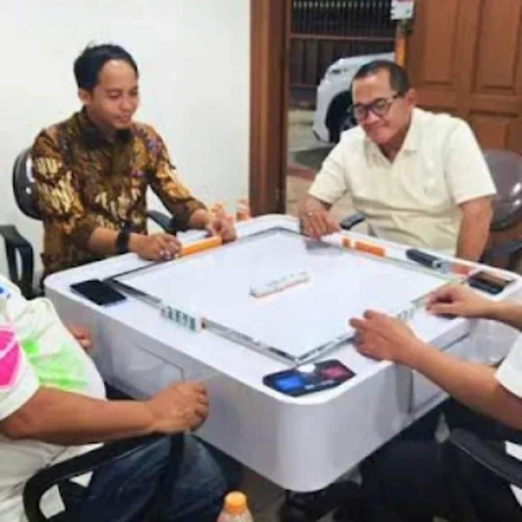 Menteri Kadir Karding Ikut Main Domino Bersama Tersangka Pembalakan Liar