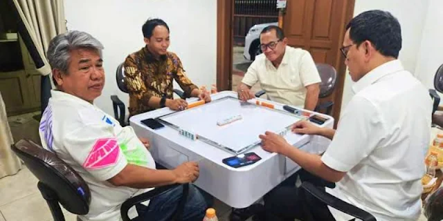 Raja Juli Malah Main Domino Bersama Tersangka Pembalakan Liar, Kok Bisa?