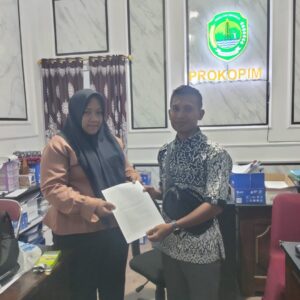 Warga Benuang Beruge Darat Serahkan Surat Penolakan Tambang Batubara ke Pemkab PALI