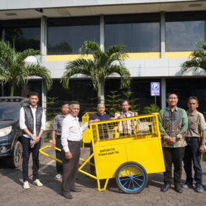 Dukung Kebersihan Lingkungan, PTBA Serahkan 9 Unit Gerobak Sampah untuk Warga Ring 1 Kertapati
