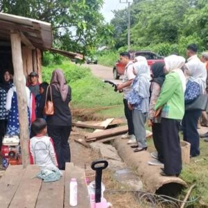 Ketua TP PKK PALI Hj. Dwi Septaria Asgianto Tinjau Korban Kebakaran di Desa Simpang Solar