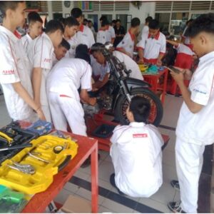 PLN UID S2JB Bantu Wujudkan Bengkel Konversi Motor Listrik di SMKN 2 Palembang