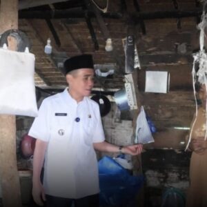 Meski hujan Bupati OI tetap turun