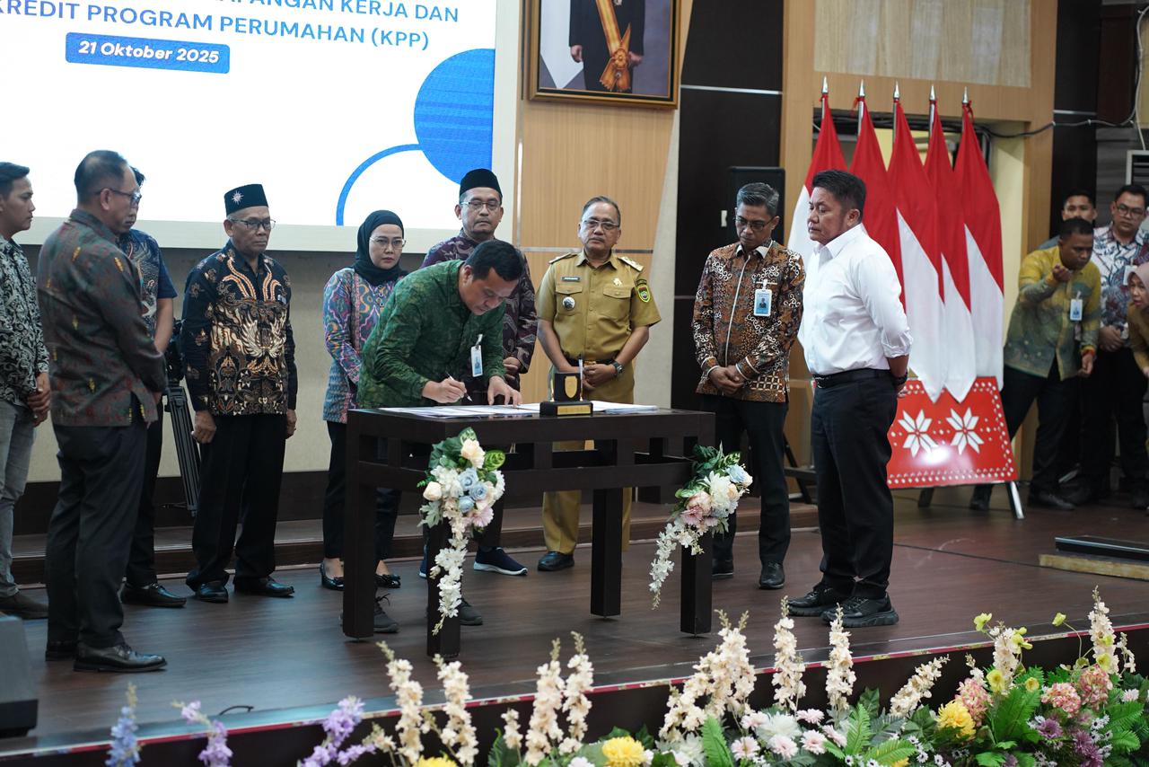 Penandatanganan Akad Massal KUR Untuk 800.000 Pelaku UMKM se-Indonesia