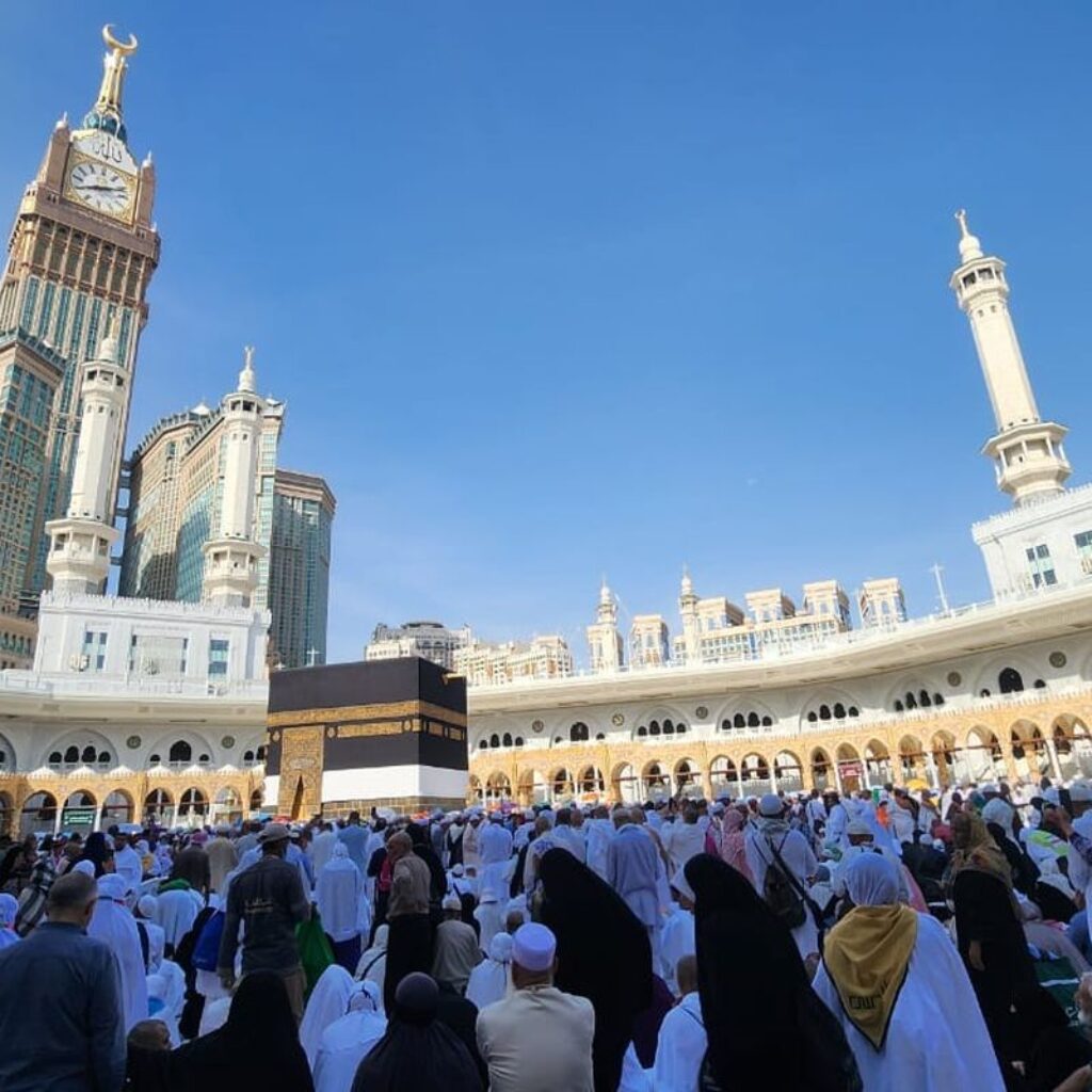 Membandingkan Biaya Ibadah Umrah Mandiri dan Melalui Travel