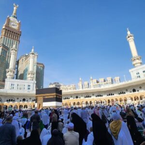 Membandingkan Biaya Ibadah Umrah Mandiri dan Melalui Travel