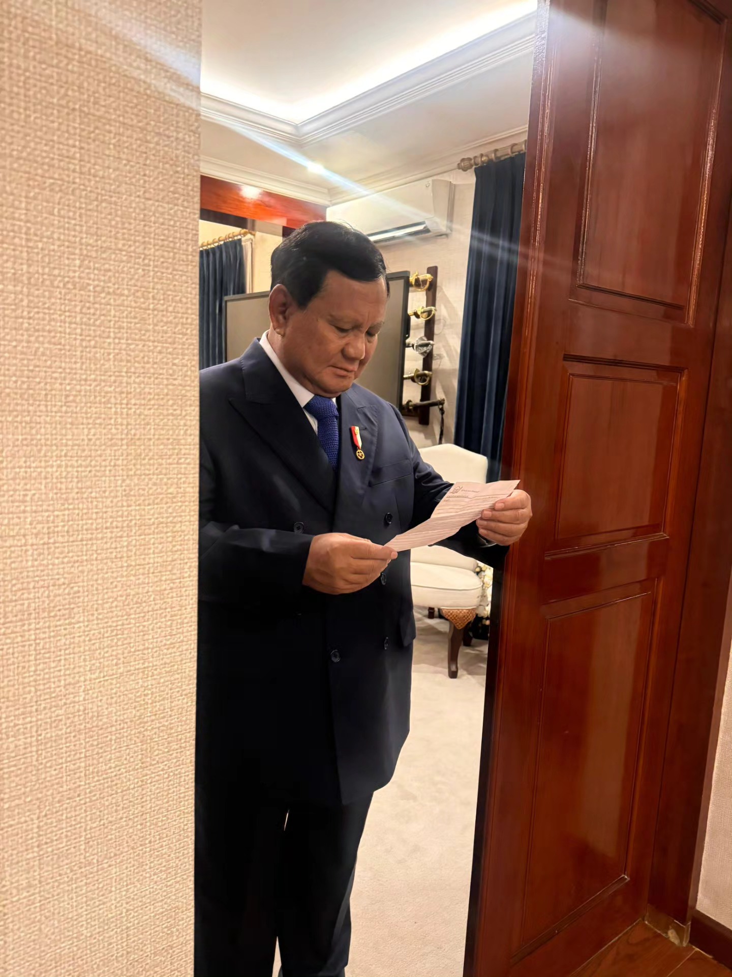 Menyentuh Hati! Presiden Prabowo Terharu Baca Surat Cinta dari Siswa Sekolah Rakyat di Bandung Barat
