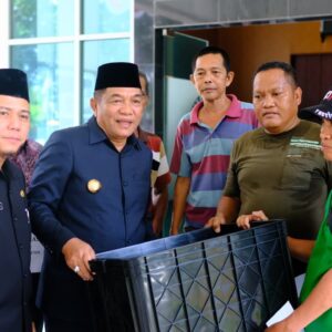 Bupati Muba Serahkan Bantuan Alat Pasca Panen untuk Kelompok Petani Karet UPPB