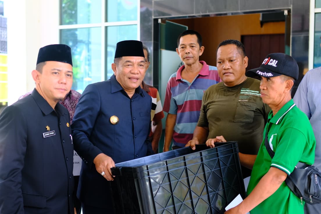 Bupati Muba Serahkan Bantuan Alat Pasca Panen untuk Kelompok Petani Karet UPPB